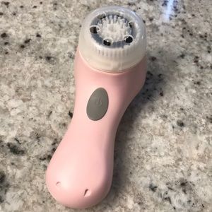 Like new Clarisonic Mia 2 w/ Charger